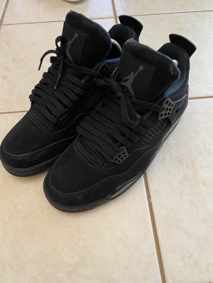 Jordan 4 Black Cat Retro - Perfekt skick! Kvitto låda och allt fås med som vanligt! Garanti från resellUF