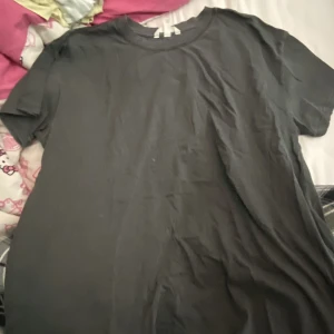t-shirt - en vanlig grå t shirt, aldrig använt och den ör köpt begagnad. 