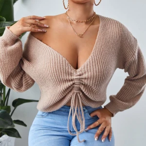 Rynkad framtill tröja  - Min syster beställde den på grön färg och den var väldigt fin men de passade inte henne för hon har M storlek. Men om du är intresserad att se färgen skriv till mig💕 ordinarie pris : 100kr.