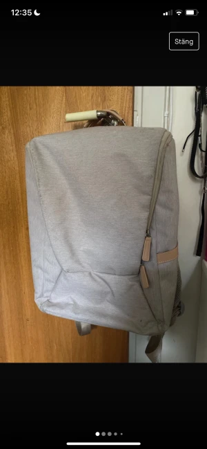 Ryggsäck  - Ryggsäck/väska med många bra fack, kom privat för fler bilder. Nypris ca 400kr. Hör av dig vid frågor eller intresse💗