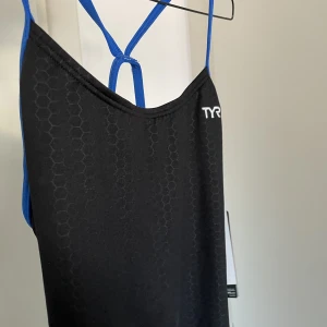 Tränings baddräkt  - Aldrig använd pga köp i fel storlek, köpt för 499 säljer för 220+frakt. 