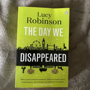 The day we disappeared  - Säljer böcker för en billig slant💕 Köptes 2022, lite böjd kant på framsidan, se bild 1👀 