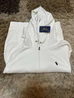 Polo hoodie zip - Säljer denna fina hoodie som aldrig använt och lapparna sitter frf kvar Passar L och M