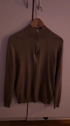 Half zip från only and sons.  - En snygg half zip från märket only&sons, hyfsat skick. Priset kan tänkas gå ner vid snabb affär. 