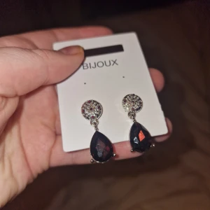 Örhängen - Super fina vinröda örhängen, helt nya🥰