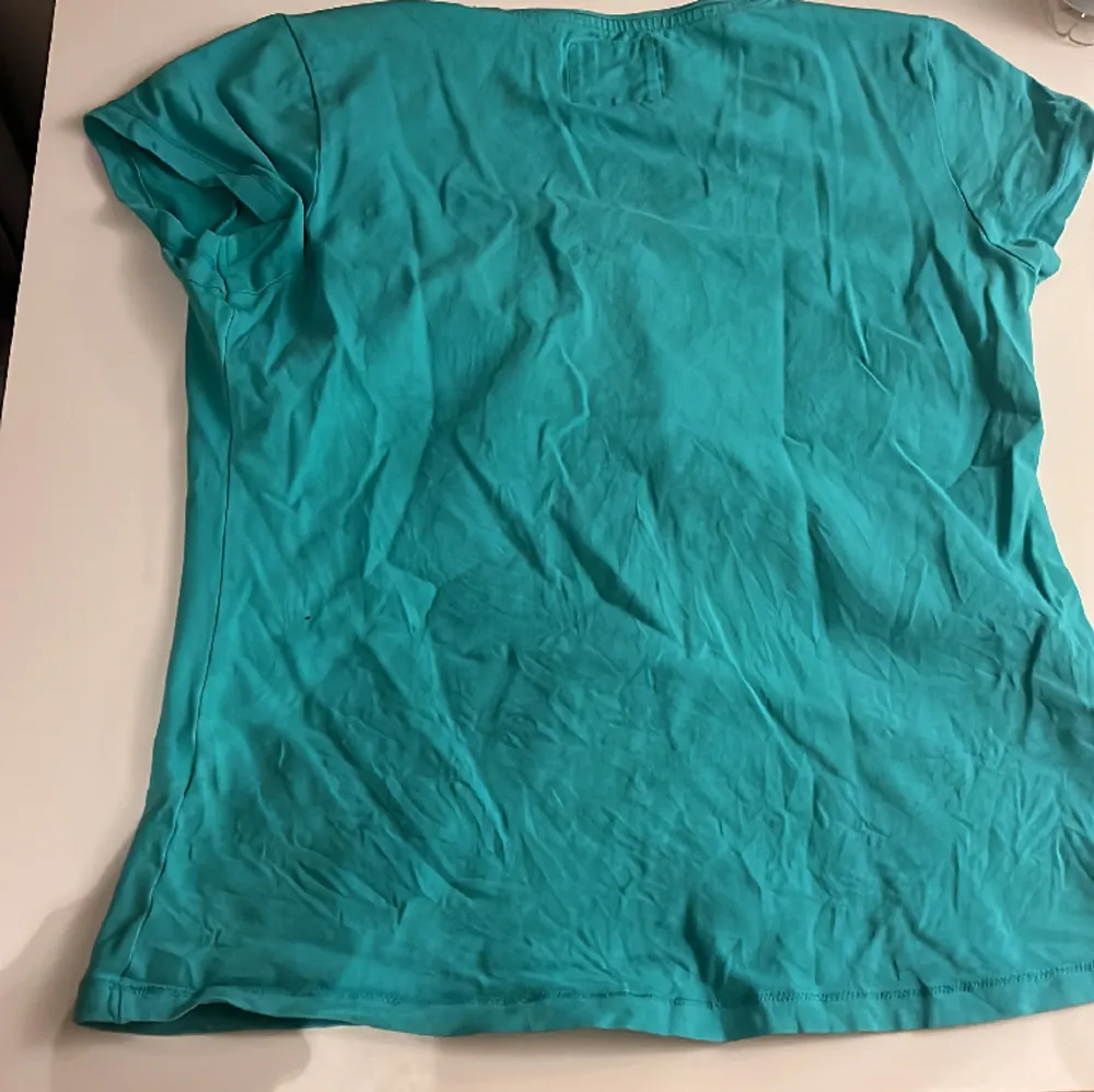 Jag säljer en kort ärmad tröja som är urringad, har inte varit använd. Denna tröja passar mig som s men är storlek m, jag som egentligen har storlek xs. 💕. T-shirts.
