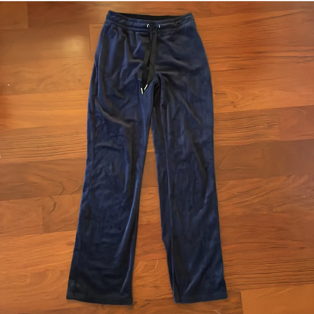Marinblåa mjukisbyxor som jag använt några få gånger, väldigt bra skick och inga synliga slitningar. Storlek xs.. Jeans & Byxor.