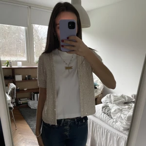 Glittrig kofta - Glittrig kofta som är supersöt. Kommer inte till användning.