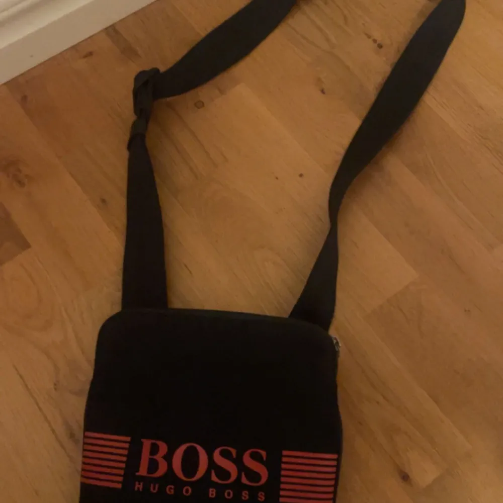 Limited edition hugo boss väska som inte säljs längre, väskan är använd få tal gånger och är i perfekt skick.. Väskor.