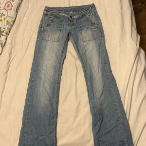 Vero moda jeans  - Vero Moda jeans köpta runt 2010, jeansen är i ett fint skick litet slitage längst ner vid benet kan skicka bild vid intresse. Skulle säga att det är raka möjligtvis lite utsvängda i modellen 💘pris är diskuterbart! Köparen står för frakten 📦  