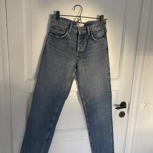 mid waist ljusblå straight jeans från zara. Använda en del men har inga synliga skador. Pris kan diskuteras. 