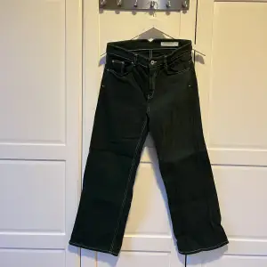 Mörkgröna jeans från Carin Wester. Något kortare modell. Liten i storlek, passar 38