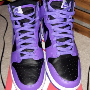 Jordan higes lila svarta  - Jordan lila svarta storlek 42 nästan helt oanvända. Köptes föe 1500 så drar ner prisset rijält. Kan hända med pruttning 