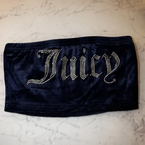 Juicy Couture topp - Säljer denna juicy topp i storlek Xs/S i mörkblå. Helt oanvänd och alla stenar sitter kvar. Säljer för 200kr