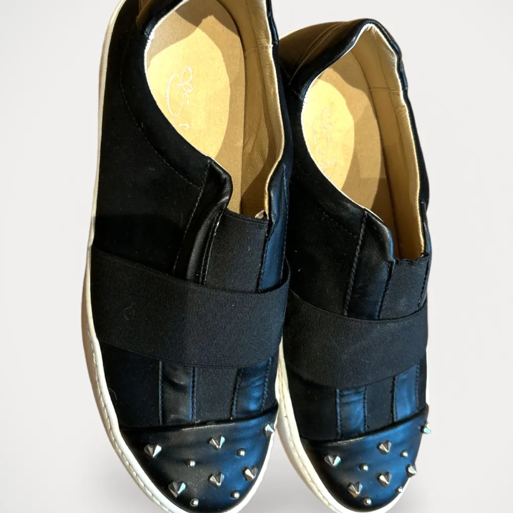 Sneakers från Sofie Bly.  Storlek: 37 Material: Vegan läder Använd, men utan anmärkning.. Skor.