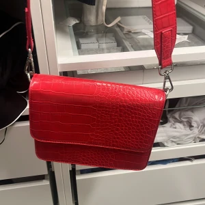 Gina tricot väska - Röd väska från gina tricot i jättefint skick! Perfekt längd på axelbandet🥰