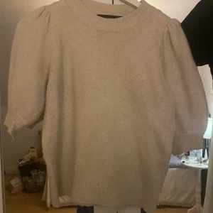 Kortärmad  - Superfin tröja från Vero Moda. köpte den när jag var  XS men passar mig fortfarande nu när jag s/m också,