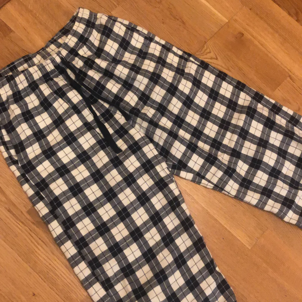 Ett par superbekväma pyjamasbyxor från Uniqlo som är nästan identiska med de på första bilden (jag kunde inte hitta de exakta). Orginalpris 349, mitt pris 200. De är i mycket fint skick och säljer då de är lite korta på mig (är ca 169).. Jeans & Byxor.
