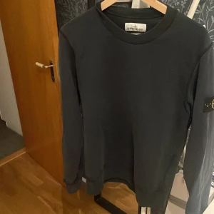 Stone Island sweatshirt  - Stone Island sweatshirt storlek S men passar M. Slitage längst ner i armarna då den har användts. Sjyst kvalitet på badgen. Klassisk fotbollsmatch-tröja.