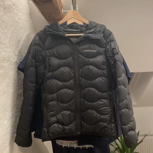 Peak Performance jacka - Storlek M men passar också som S. Lite tunnare dunjacka, perfekt för grader lite över noll. Knappast använd, säljer för att den inte passar.
