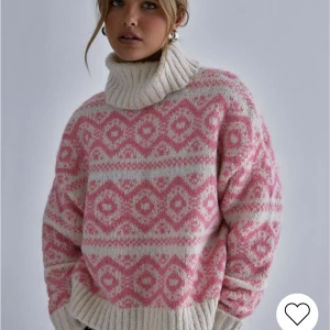Rosa stickad tröja  - En jättefin och skön stickad tröja från Only och köpt på Nelly. ENDAST TESTAD, så den är i princip som ny! Passa på nu när det är gratis frakt!🤗
