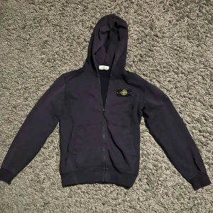Stone island - Säljer denna på grund av storlek, skick 7/10 inga håll. Om du har några funderingar bara att skriva till mig?
