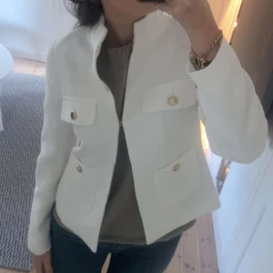 Strukturstickad kofta - Säljer nu denna kofta/jacka från zara nästan oanvänd 