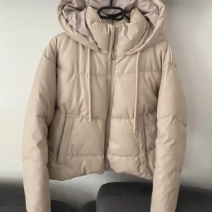 Jacka - Vattentät vinter jacka Från zara. Perfekt skick. Storlek Xs. Gräddvit färg. Mycket fin i vinter