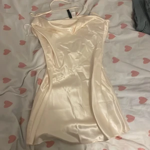 Silk Klänning eller Nattlinne💞 - Silk Klänning som också kan användas som nattlinne från HM💞 Den är vit med gullig glans till och har aldrig använts💞den är ganska urringad och öppen i ryggen❣️ Storlek 36 