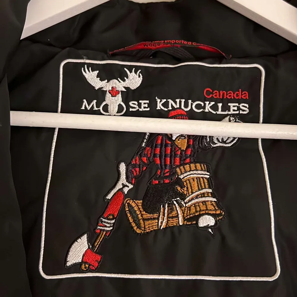Säljer min Moose knuckles vinterjacka nästan helt oanvänd, bara att fråga om ni undrar något. . Jackor.