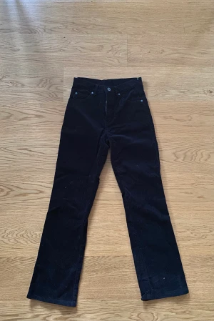 Raka Manchesterbyxor  - Manchesterbyxor som är höga i midjan och raka i benen.