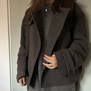 Arket kappa - säljer nu min älskade korta kappa från arket, köpt förra året:)) är i jätte fint skick endast lite nopprig men det kan man enkelt fixa🫶🏼 stl 34 (köpt för 2000kr)