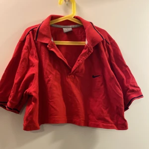 Croppedtop - En röd Nike-tröja som är omsydd till en cropped top. Bra kvalite. 