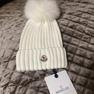 Helt ny och fräsch moncler mössa som passar perfekt för den kommande vintern!!!! nfc finns, scan finns och tags som medföljer!!  Kan mötas upp och frakta 