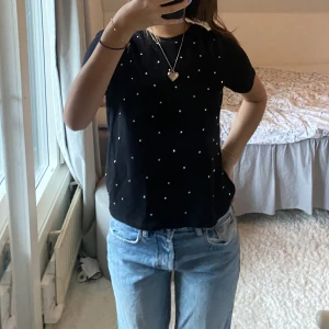 T-shirt - Skit snygg tröja med silver detaljer 