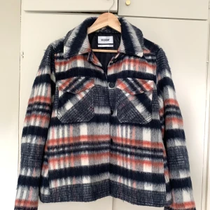 Weekday ny jacka  - Jacka från Weekday. Använd endast en gång. Jättefint skick!  Passar inte på mig tyvärr. Nypris 1200 kr 