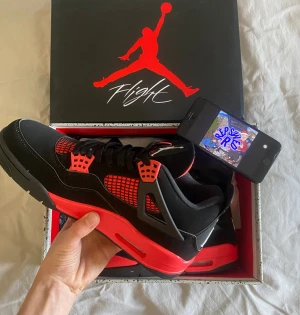 Jordens 4 - Köpte skorna cirka 2 månader sen har använt dem 1 gång dem ser helt nya ut kvitto finns och även boxen