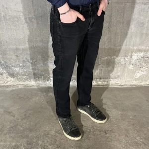 Levis 511 jeans  - Levi’s jeans 511 i färgen svart. Storlek 30/30 och modellen på bilden är 182 cm. Fint skick, nypris 1099, köp för endast 299kr