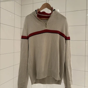 Burberry Tröja - Säljer en otroligt snygg och stilren halfzip från det välkända märket Burberry. Tröjans skick är 7/10. Storleken är XL. Nypriset på denna tröjan var 4499kr, men budgivning gäller. Hör av er vid frågor.