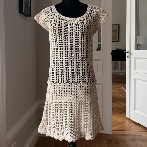 STRANDKLÄNNING - supersöt strandklänning! Väldigt snygg att ha över jeans!