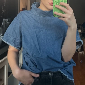 Topp från Dobber - Topp från Dobber i tyg som är liknande denim. Storlek L. Fint skick.