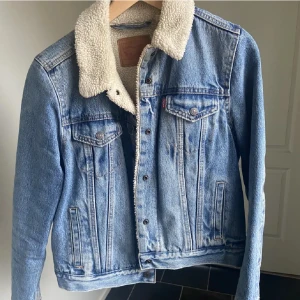 Jeansjacka fodrad - Fodrar vadderad jeansjacka från Levis. Står storlek M. Jag har andra Levis i M så denna skulle jag snarare kalla S. 
