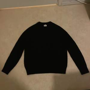 En svart stickad tröja från H&M. Tröjan är i storlek medium. Den är nopprig men är något som går att fixa men annars i bra skick. Den är gjord av 50% ull så den är väldigt varm och perfekt nu till vintern. Hör av dig för fler bilder eller frågor.