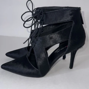 Klackskor - Ett par jättefina klackskor från märket Nine West. De är gjorde av ko hår. I storlek 37. Man kan knyta skorna hur man vill, det finns även en dragkedja så man slipper knyta om skorna! Skriv privat för mer info och bilder.