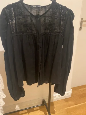 Blus - Säljer min älskade blus från zara då jag behöver pengar. Pris kan diskuteras vid snabb affär. Skriv privat för fler bilder💕
