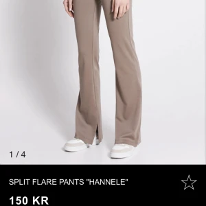 Prislapp kvar! - Bootcut byxor med slits från Lager157. Säljer pga försmå!! Strl S🌸 