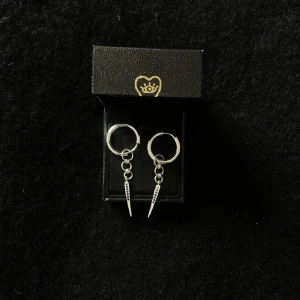 Nitörhängen WOS - Såå snygga nit örhängen från WOS som jag fick i present men kom aldrig till användning❤️ Dom är rostfria och superbra kvalitet!! Köp 1 för 120kr, eller båda för 200kr❤️ Nypriset är 500kr för båda! (första bilden är lånad)
