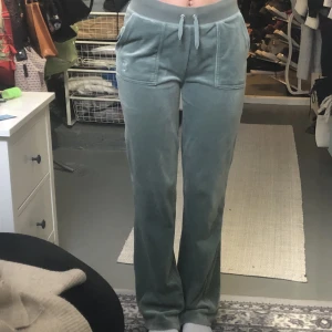 Ljusblåa juicybyxor  - Skitsnygga juicybyxor i storlek s. Använda några få gånger. Perfekt i längden för mig som är 170 cm.☺️