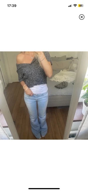 Lågmidjade jeans - Säljer dessa lågmidjade bootcut jeans! Supersnygga men tyvärr blivit för små för mig. Köptes här på plick i bra skick. Bilderna är lånade från tjejen jag köpte dem av. Midjemått: 35cm rakt över, innerben: 82. Skriv för frågor🩷Märke-bigstar 