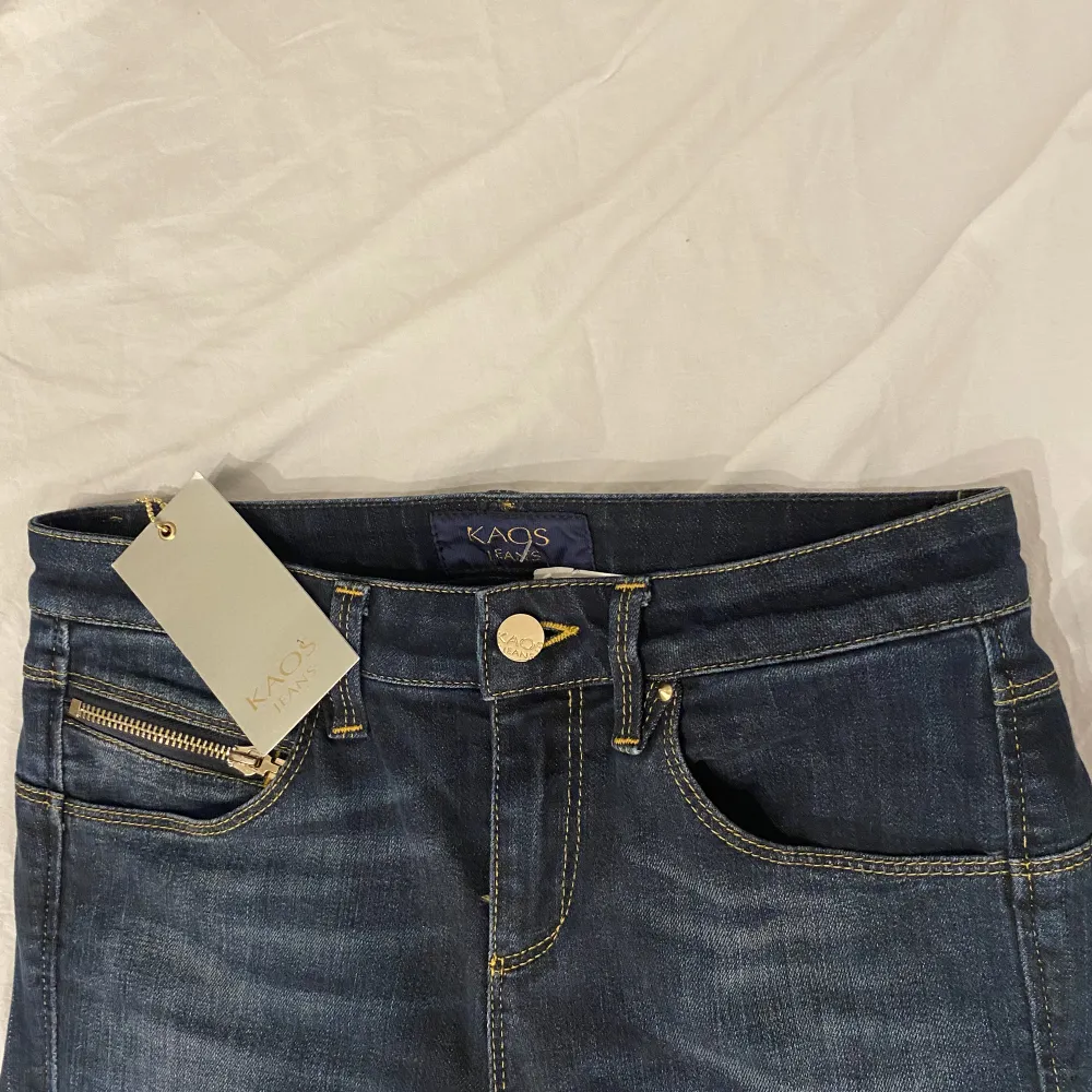 Snygga low/mid waist bootcut jeans och har lappen kvar. De 2 första bilderna är lånade från tjejen jag köpte av innan. Mått: midjemått 36cm + stretch, innerbenslängd 89cm!🥰. Jeans & Byxor.